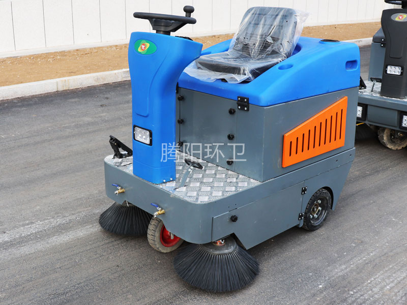 ty-1400型電動駕駛式掃地車